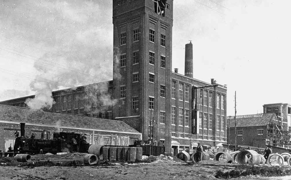 132 Bestaande schoorstenen van Sjang Geelen in beeld De schoorsteen en textielfabriek met watertoren in aanbouw in 1927. van dit toonaangevende textielconcern.