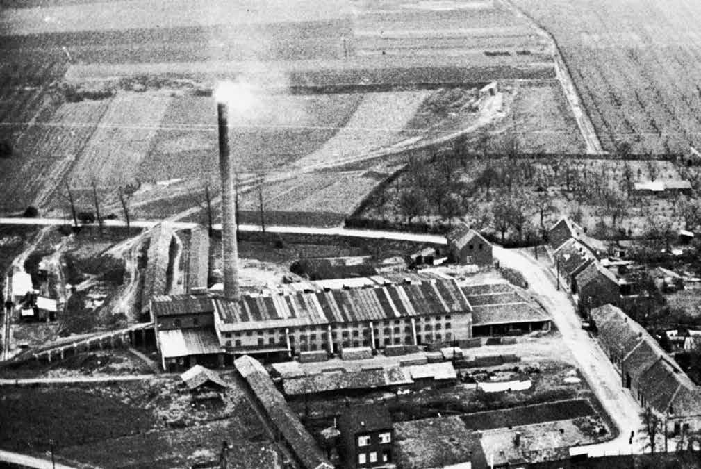 144 Verdwenen schoorstenen van Sjang Geelen in beeld 1911 Maasniel Steenfabriek Bremmers en Wackers Oorspronkelijke