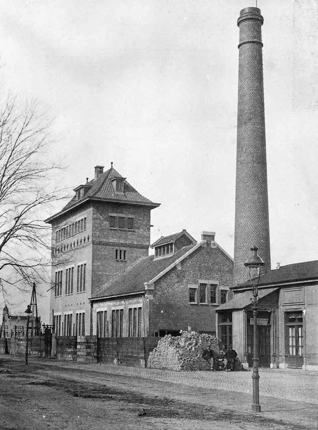 Verdwenen schoorstenen van Sjang Geelen in beeld 161 1916 Deventer Reservoirgebouw Staatsspoor Oorspronkelijke hoogte: 29 m Gesloopt: rond 1965 Enkele jaren vóór de opening van het nieuwe - nog
