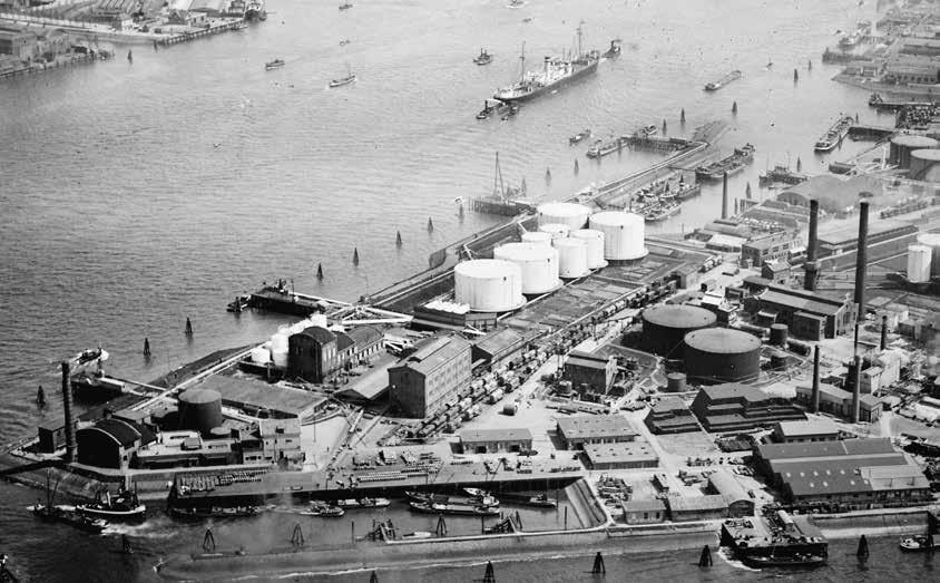 Verdwenen schoorstenen van Sjang Geelen in beeld 173 1920-1926 Rotterdam Raffinaderij Bataafsche Petroleum Mij Oorspronkelijke hoogte: 45, 23 en 22 m Gesloopt: rond 1930 Onmiskenbaar heeft de