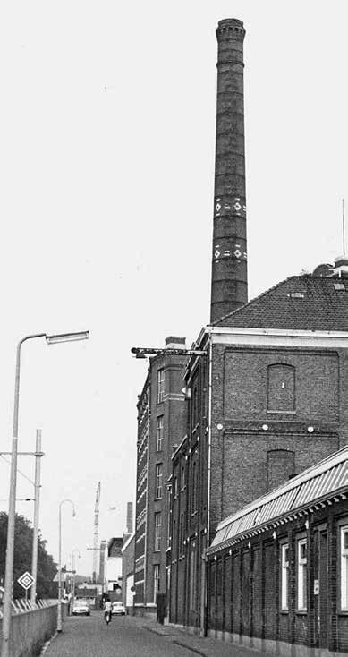 Verdwenen schoorstenen van Sjang Geelen in beeld 177 1922 Enschede Textielfabriek van Heek & Co Oorspronkelijke hoogte: 40 m Gesloopt: rond 1977 Tussen 1856 en 1860 verrezen in Enschede de eerste