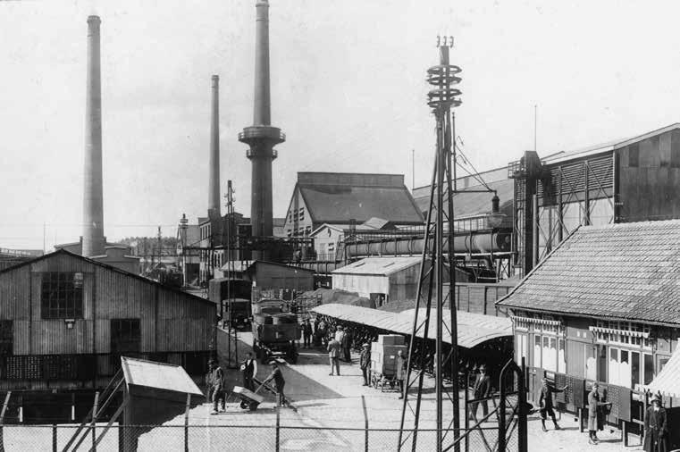 Verdwenen schoorstenen van Sjang Geelen in beeld 183 1923-1926 Eindhoven N.V. Philips Gloeilampenfabrieken Complex Strijp S Oorspronkelijke hoogte: 45, 51, 24, 30, en 51 m Gesloopt: tijdens en na WO