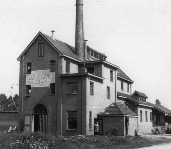 188 Verdwenen schoorstenen van Sjang Geelen in beeld 1924 Lieshout Bierbrouwerij Bavaria Oorspronkelijke hoogte: 10 m Gesloopt: 1934 Bierbrouwerij Bavaria N.V. is de rechtstreekse voortzetting van een brouwerij die al in 1680 aan de Kerkdijk te Lieshout gevestigd was.