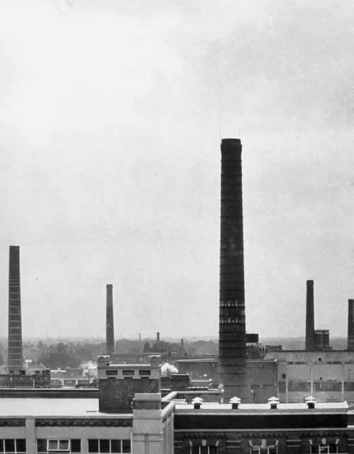 190 Verdwenen schoorstenen van Sjang Geelen in beeld 1925 Enschede Textielfabriek van Heek & Co Tussen 1856 en 1860 verrezen in Enschede de eerste schoorstenen van onder meer textielfabriekanten Van