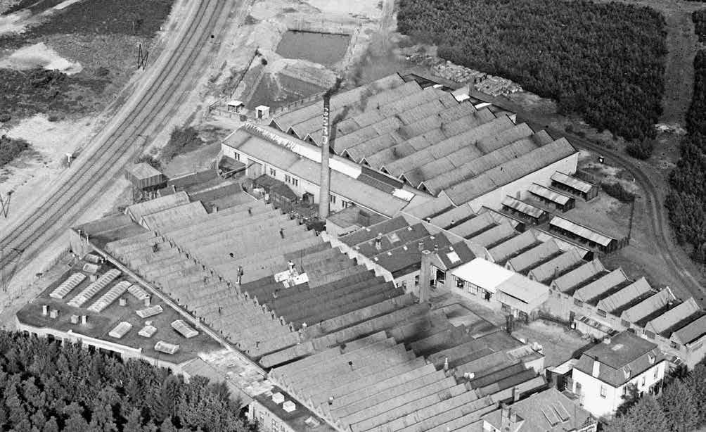 192 Verdwenen schoorstenen van Sjang Geelen in beeld 1925 Zeist Bestekfabriek Gero Oorspronkelijke hoogte: 25 m Gesloopt: vóór 1977 Zeist was sinds het begin van de vorige eeuw hét centrum van de