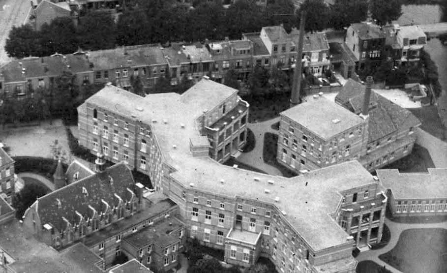 Verdwenen schoorstenen van Sjang Geelen in beeld 193 1926 Utrecht Sint Antonius Gasthuis Oorspronkelijke hoogte: 10 en 31m Gesloopt: onbekend Luchtfoto van het Sint Antonius Gasthuis gelegen aan de