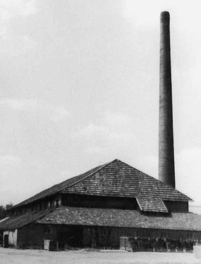 214 Verdwenen schoorstenen van Sjang Geelen in beeld 1945 Helden-Panningen Steenfabriek Leopold Engels Oorspronkelijke hoogte: 45 m Gesloopt: jaren 70 De in 1945 opnieuw gebouwde 45 meter hoge