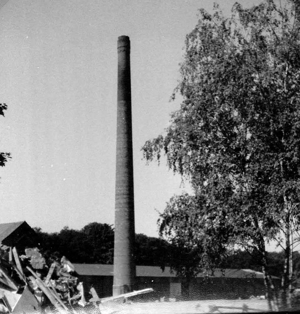 Verdwenen schoorstenen van Sjang Geelen in beeld 215 1945 Swalmen Dakpannenfabriek Gebr.