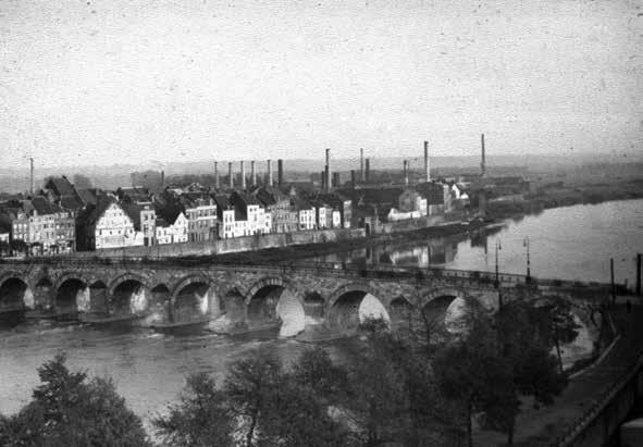 46 Fabrieksschoorstenen in historisch perspectief Fabrieksschoorstenen op het terrein van de Société Céramique in Maastricht rond 1915.