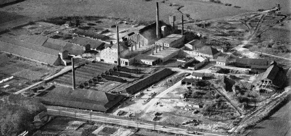 De schoorstenen van Sjang Geelen in vogelvlucht 67 de fabricage van o.a. radiaalstenen in de buurtschap t Ven, nabij het Zwarte Water of Venkoelen, te Venlo.