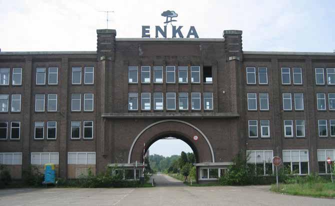 76 De schoorstenen van Sjang Geelen in vogelvlucht Verlaten hoofdgebouw en toegangspoort uit 1920 van ENKA bij het station Ede (2007).