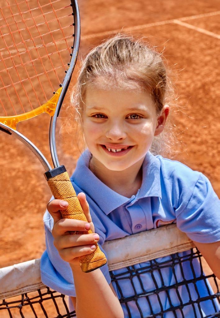 Kinderen leren stap voor stap tennissen op een aangepast terrein met een ander type bal.