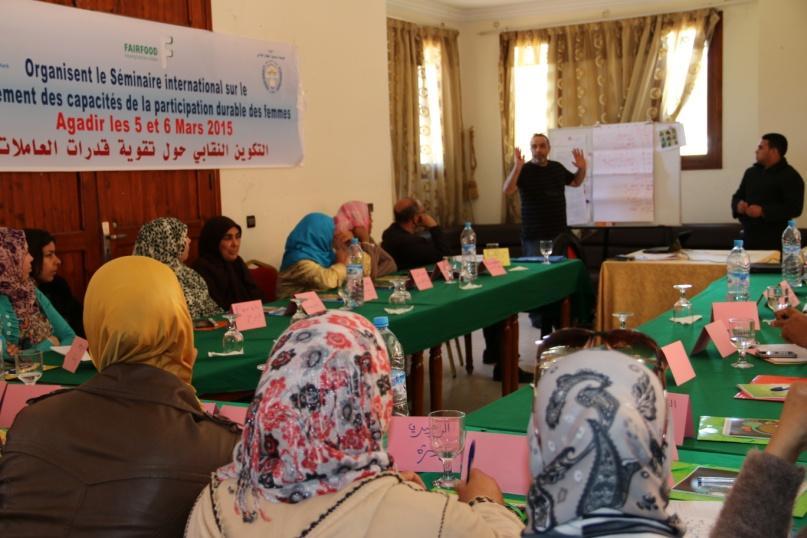 training gegeven gericht op de verwachtingen omtrent rollen, verantwoordelijkheden, gedragingen en kenmerken van mannelijke en vrouwelijke agrarische werkers in Marokko.