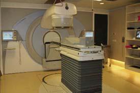 Radiotherapie: uitwendig 50 80% van de patiënten bereiken palliatie 33 % is pijnvrij na radiotherapie Single dosis of