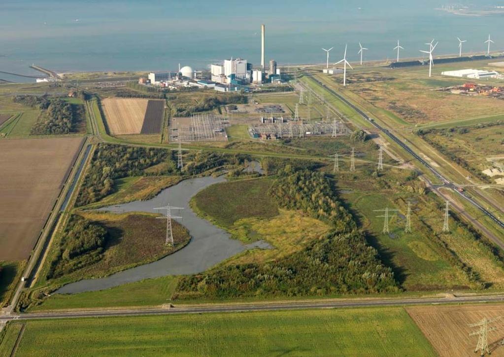 Foto 1 Het 380kV-station en het 150kV-station bij Borssele, Op de achtergrond de kerncentrale en de kolencentrale.