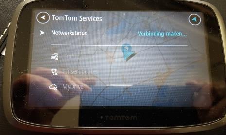 Schakel de TomTom in en ga in het hoofdmenu naar TomTom Services Zoek de optie verbind een Telefoon