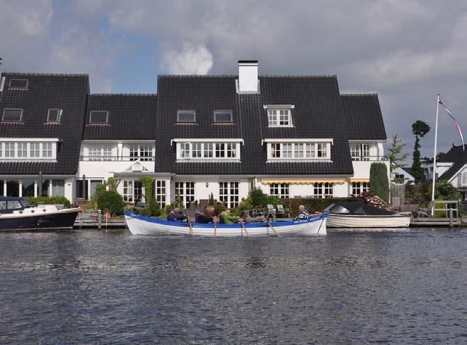 Bijzonderheden: Direct aan de Warmonder Leede gelegen geschakelde villa met garage op een totale grondoppervlakte van ca. 307 m 2 grond en water.