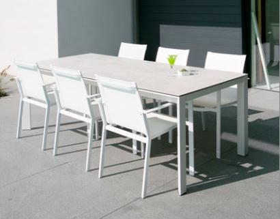 Tafel in aluminium/glas met 6 stoelen * tafel 220x100cm: 1 115,00 6 stapelbare armstoelen: 152,00/stuk Mogelijke uitvoeringen tafel: frame tafel: wit of champagne tafelblad in glas: wit Normale