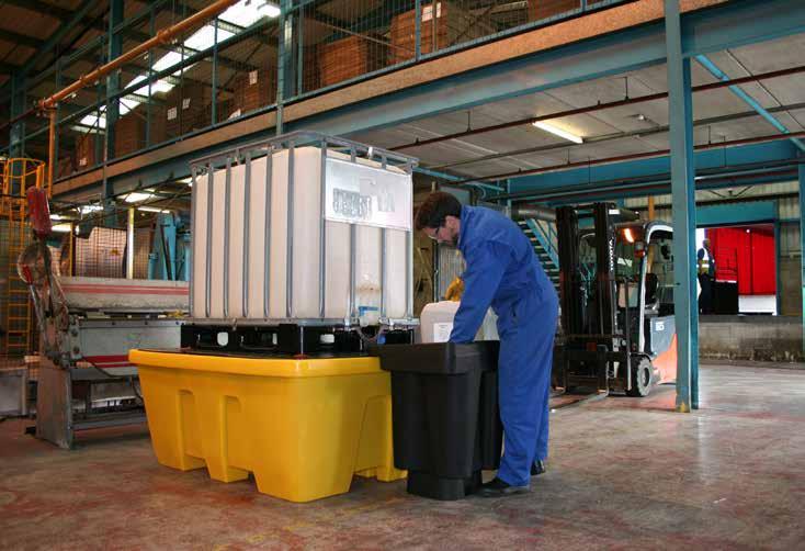 Voor IBC containers, nestbaar 4 Geschikt voor de opstelling van IBC s (Intermediate Bulk Containers) van maximaal 1000 liter 4 Vervaardigd uit 100% recycleerbare, chemisch resistente,