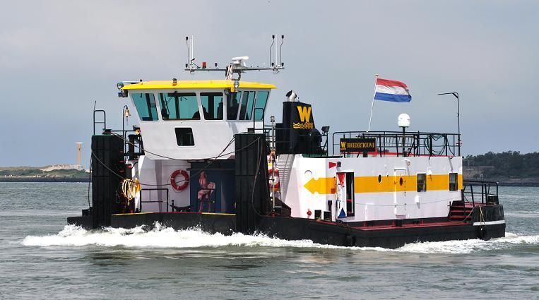 Koninklijke Van der Wees Transport Groep Van der Wees Watertransporten B.V. BRODERTROUW II - ENI 02317287 in de nieuwe kleuren met voorop mevrouw Monroe (Norma Jeane Baker), 20-7-2011 voor het Breediep.