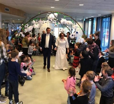 Nieuws uit de directie Feest Vrijdag 3 maart was het feest op school. Juf Elsbeth trouwde met Haro. Zij vierden dit met de kinderen van BM1 en MB3.