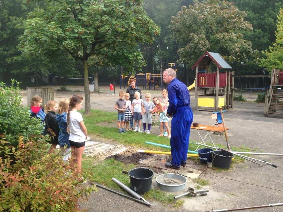 Volgende week zal de pomp worden geplaatst. Ook zal zeer binnenkort begonnen worden met het weghalen van de struiken voor school. We zijn zeer benieuwd naar het resultaat!