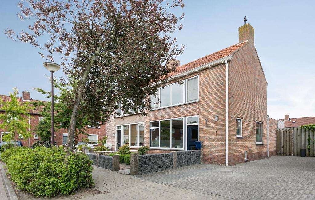 Volledig gemoderniseerde tweeonderéénkap woning met zeer grote schuur in een groenrijke, rustige gelegen woonwijk.