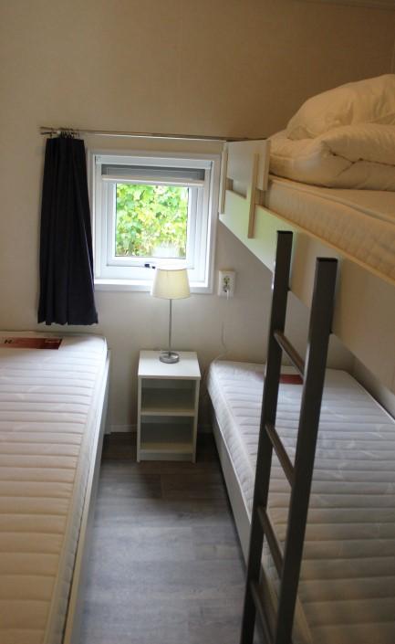 een stapelbed en 1 slaapkamer met een stapelbed.