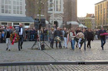 bijzondere gebeurtenissen Peter de Ruijter voorzitter COC Amsterdam sprak tijdens dodenherdenking Op het Homomonument op de Westermarkt werd ook dit jaar om 20.