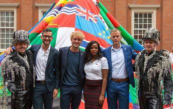 Amsterdam Rainbow Dress roept op tot openheid en inclusiviteit Dutch Fashion Designer Mattijs van Bergen en ruimtelijk vormgever Oeri van Woezik onthulden vrijdag 5 augustus hun creatie, de Amsterdam