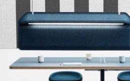 3 Koleksiyon poef: SURI 50x50x40 CUZ30 donker grijs 12 de Vorm stoel: L J 2 B56,5xD57,1xH79 zithoogte 45 PET marine / frame 5009 1 De Vorm Loungeplein 3e etage Big modular table system 500x120x74