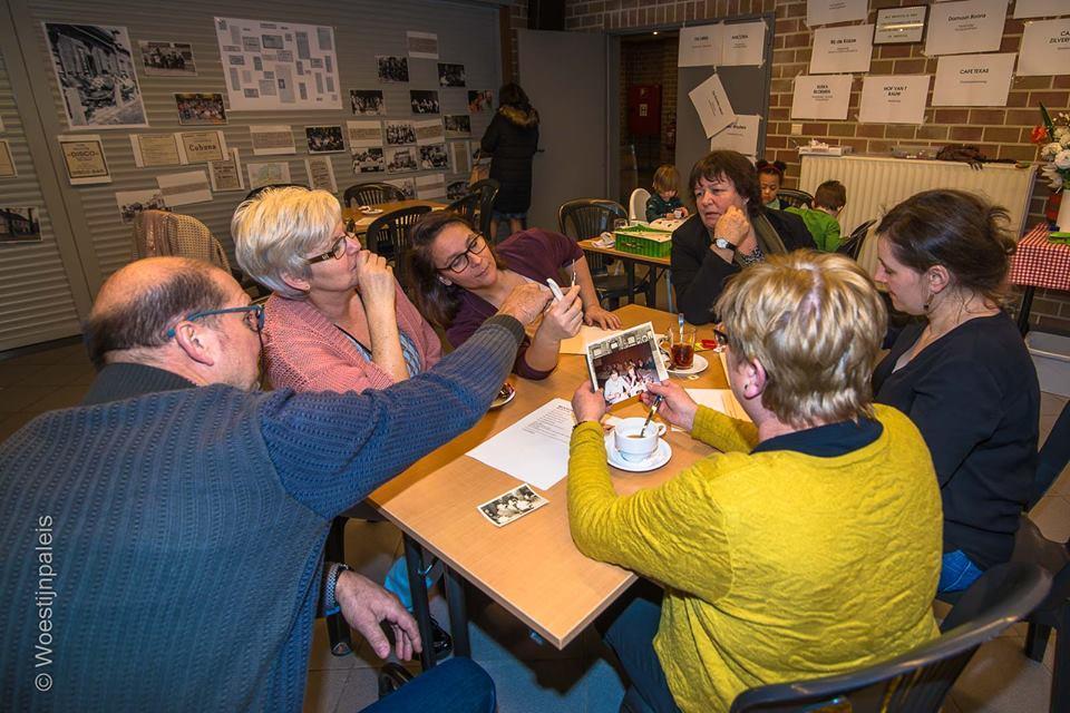 Voorbeelden OUDE FOTO s VOLKSCAFé Nostalgisch erfgoedcafé Een gezellig café, zelf ingericht of een bestaand. Waar je afgeprinte foto s van je dorp hangt en legt.