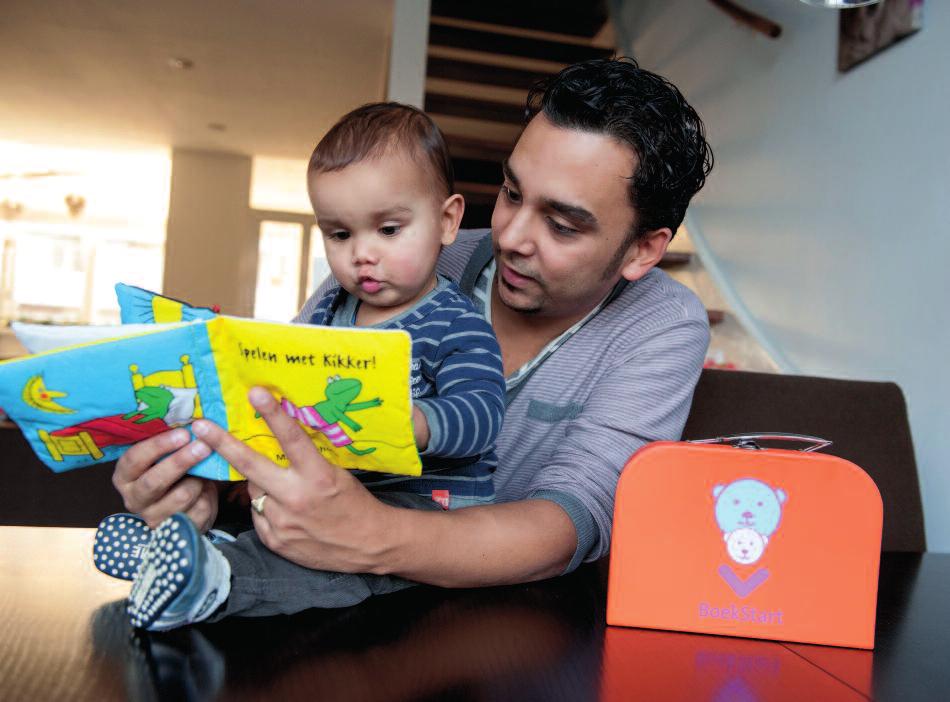 zelf ook vaker boeken lezen. Juist omdat vaders over het algemeen minder lezen, maakt het mogelijk meer indruk als ze het wél doen.
