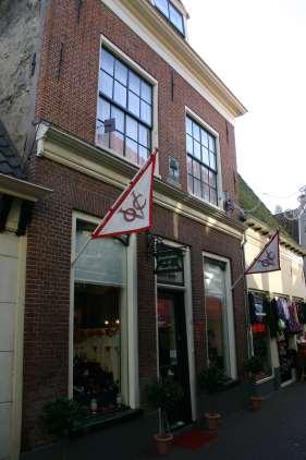 Aanbieding: Winkelruimte Lange Kerkstraat 30 te Hoorn Monumentaal winkelpand, top gesitueerd, in kwaliteitswinkelstraat in het centrum van Hoorn.