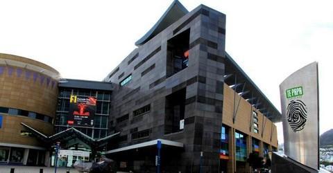 Te Papa Museum Het is zonde om het Te Papa Museum niet te bezoeken als je in Wellington bent. Het grootste deel is gratis toegankelijk en geeft een goed beeld van Nieuw-Zeeland.