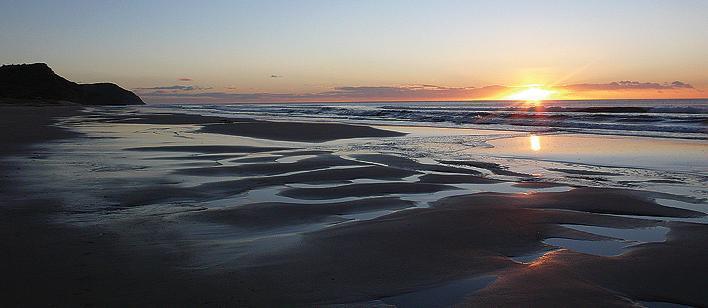 First sunrise (Wainui Beach, Gisborne) Het is niet een groot evenement of een must, maar wel leuk om te zeggen dat u de eerste van de dag om de zonsopgang te kijken.