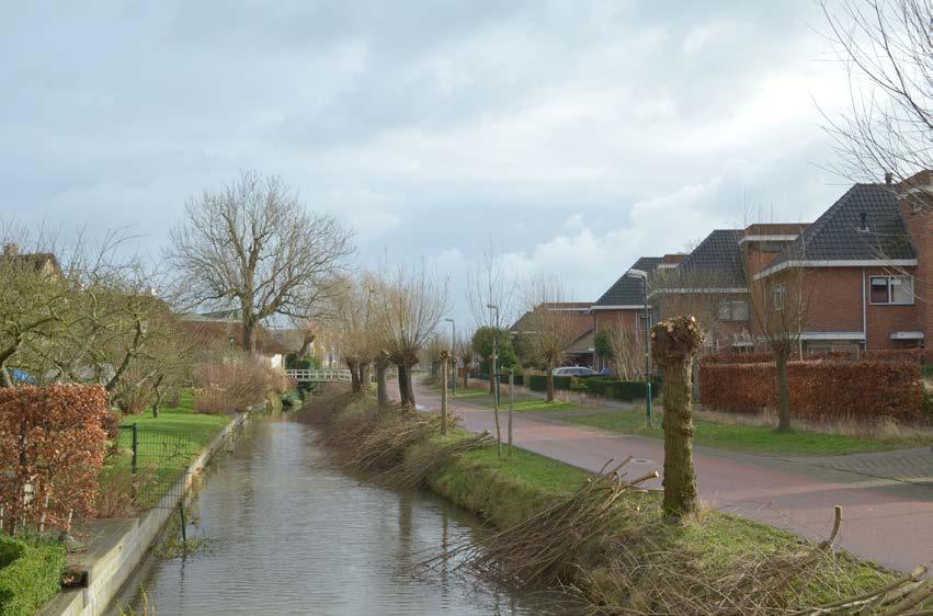 De perfecte woning voor een groot gezin! Luxe, ruimte en licht zijn de sleutelwoorden van deze royale vrijstaande woning aan de Houtense Wetering.