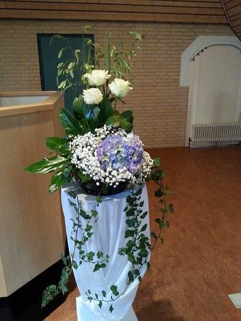 17-01-2016; DOOPDIENST Doopdienst Jochem Minte Elzinga De schikking is opgebouwd met twee bladen van de vingerplant, waarin een hortensia is gevat.