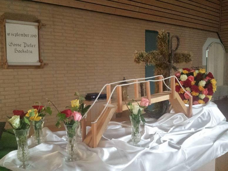 02-10-2016; Startzondag Thema: deel je leven. De kleine groepjes bloemen groeien naar elkaar toe door middel van een brug. Zo komen ze samen in het hart.