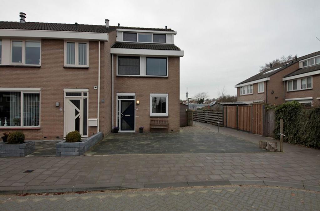 Karveel 49 39 8242 VS Lelystad Inleiding WT Wonen in Lelystad biedt aan: Op een unieke locatie in Het Karveel, staat op een kavel van 214m² deze ruime hoekwoning.