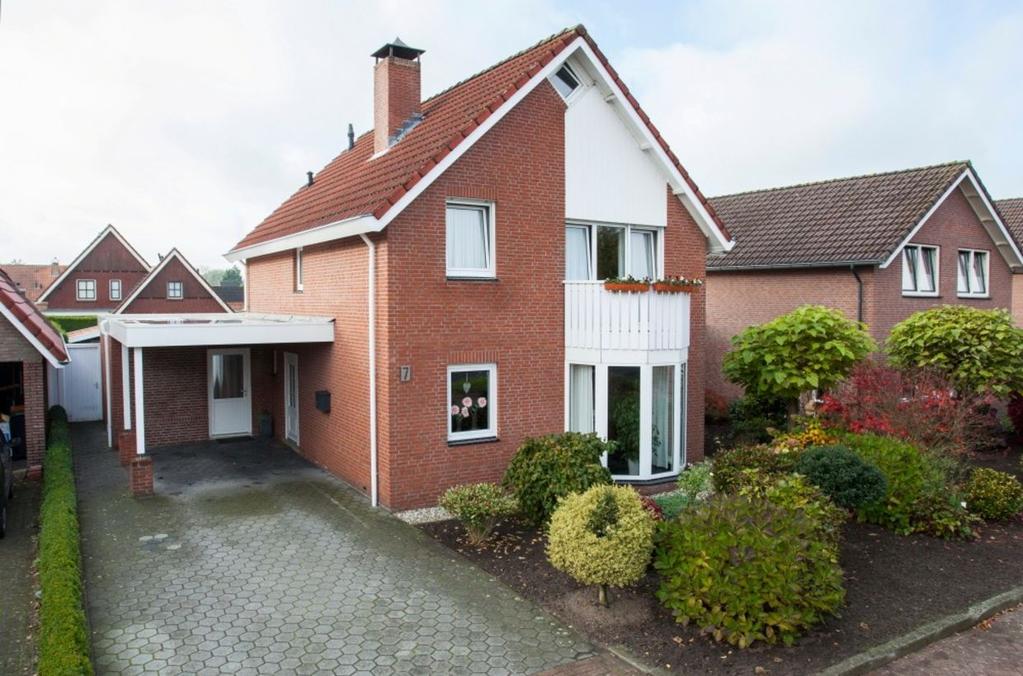 Veldweg 7 7591 NT Denekamp Inleiding Op een heerlijke plek in het mooie Noord Deurningen staat deze zeer goed afgewerkte, vrijstaande woning op een ruim kavel van maar liefst 435m2.