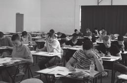 Het schoolexamen wordt per vak steeds afgesloten wanneer de leerling aan een aantal verplichtingen heeft voldaan, bijvoorbeeld door het maken van examen toetsen of door het op voldoende wijze
