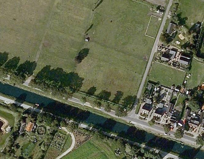 Zwarte Weg ligt het weiland dat plaats moet bieden aan de uitbreiding van acht woningen.