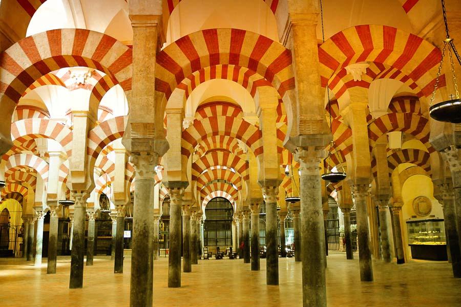 Córdoba - Mezquita Tegenwoordig is Córdoba de minste bekende van de 'grote drie' van Andalusië, maar vroeger was Córdoba één van de belangrijkste steden van de wereld en het centrum van de Europese