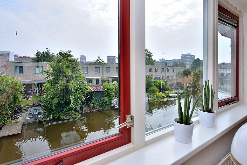 Algemeen: Stoere hoekwoning op loopafstand van NS station en centrum Zaandam. Deze ruime hoekwoning is gelegen aan open vaarwater. Dit is de ideale woning om wonen en werken te combineren.