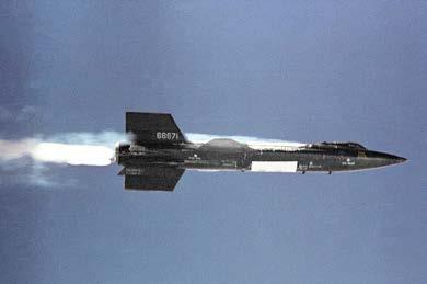 Figuur 43, Bell X-1 raketvliegtuig (NASA, 08) Maar er zijn straaljagers en raketten die sneller gaan dan 1188 km/u. Dan vliegt de straaljager sneller dan zijn eigen geluid!