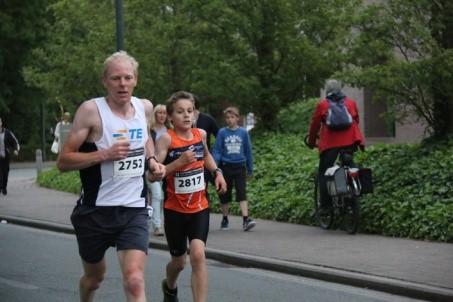 In de 'Tom Compernolle 10 km' wedstrijd werd zijn zoon Mats Compernolle als 15-jarige 33ste in 36'14 : een eresaluut aan papa Tom.