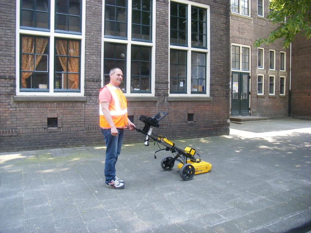 3. Veldonderzoek 3.1 Methoden en technieken Het vaststellen van de locatie van de stadsmuur is gedaan met een grondradar en is uitgevoerd door dhr. R. Scheurwater van Jos de Graaf BV uit Dordrecht.