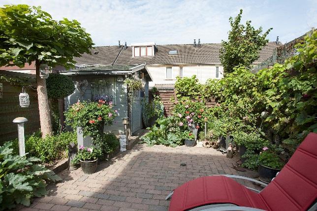 Deze is bereikbaar via de aanbouwkeuken. Aan de achterzijde van de woning (handbediende) zonneluifel aangebracht.