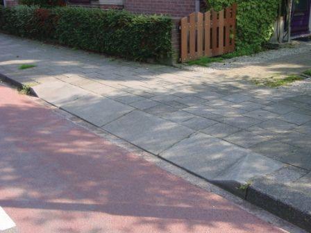 Foto 1: Inritblokken Foto 2: Hoekelementen Foto 3: Verlaagde trottoirband Figuur 1 foto s van diverse soorten inritten. Bron www.crow.nl 3.2. Veilig en doelmatig gebruik van de weg Het aanleggen van een inrit mag niet tot gevolg hebben dat de verkeersveiligheid in het geding komt.